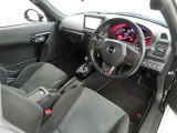 シンプルで使いやすいデザインの運転席です。