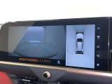 パノラミックビューモニターを装備。駐車場や交差点でクルマを真上から見るように周囲を確認できます。機能の詳細は販売店スタッフまでおたずねください。