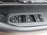 運転席のパワーウインドースイッチ部です。よく触れる場所だからこそ、使用状態があらわれますよね。ぜひこうした所もチェックしてください。