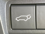 【パワーバックドア】スマートキーや運転席のボタンを押すだけでリアゲートが自動で開閉します!荷物を持っている時や、高い位置にあるバックドアを閉める際に便利な機能です♪