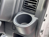 運転席ハンドルの右側にもドリンクホルダーがございます!お飲み物だけではなく、携帯電話なども置けますね♪