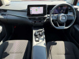 広々とした運転席で快適なドライブをお楽しみください