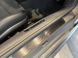 弊社2階のショールームにて約14台の車両を展示しております。色とりどりのポルシェと共にご来場お待ちしております。