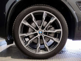【BMWアロイホイル】軽量かつ強度に拘ったアロイホイル。走行性能ポテンシャルを引き出す設計。車の足元を引き締めてくれる大きなポイントはアロイホイルです。