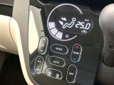 【オートエアコン】一度お好みの温度に設定すれば、車内の温度を検知し風量や温度を自動で調整。暑い&hellip;寒い&hellip;と何度もスイッチ操作をする必要はありません。快適な車内空間には必須の機能ですね♪