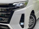 【LEDヘッドライト】悪天候や夜間走行時も良好な視界を確保し安心して運転できる高輝度LEDヘッドライトを装備!点灯速度が早く、消費電力も抑えられています。
