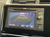 リバースギアに入れるだけで後方の表示へ切り替わります。夜間や雨の日の駐車も楽になりますよ。