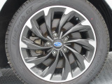 純正17インチアルミホイール。 タイヤサイズは215/50R17