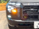 【LEDヘッドライト】悪天候や夜間走行時も良好な視界を確保し安心して運転できる高輝度LEDヘッドライトを装備!点灯速度が早く、消費電力も抑えられています。