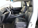 高いホールド性で運転姿勢が安定します。長距離ドライブでも疲れにくいのが魅力です。快適なドライビングライフをお送りください♪