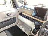 車検証入れとボックスティッシュを入れても余裕のある大型グローブボックス。収納したままモバイル機器が充電できるよう充電ケーブルを通せるスリットも設けています。
