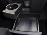 運転席からも助手席からも使いやすい位置に引き出し式ドリンクホルダーとスマホなどを置けるトレイを配置。