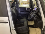 【ベンチシート】運転席と助手席の移動もスムーズ!狭い駐車場での乗り降りや、お子様の乗り降りにも便利です。座席の間にコンソールボックスやドリンクホルダーがないため、車内空間が広く感じます。