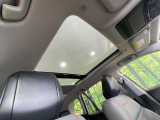 【大型サンルーフ】車内の解放感が一気に上がる大型のパノラマルーフ!季節を問わず開放的で快適なドライブをお楽しみいただけます。流通量も少なく希少価値の高い人気の装備です♪