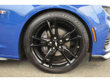 純正アルミホイールにグロスブラックペイントを施しております。タイヤサイズは 245/40R20 となります。