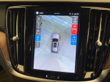 【360&deg;ビューカメラ】4台の高解像度カメラで360度の鳥瞰図を表示。隣の車や壁、死角にある障害物などを画面で確認できるため、狭いスペースでの駐車・出入りも安心です。