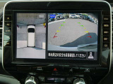 ギアを『R』に入れるとナビ画面に、まるで雲の上から覗いているような映像が映り、駐車をサポートしてくれます。