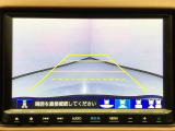 【バックカメラ】運転が苦手な方も車庫入れラクラクです!ギアをリバースに入れれば自動的に切り換わりますので、面倒な操作は不要です♪狭い駐車場もお車を傷つけず安心ですね!