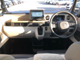 【インパネ全体】手が届きやすく、どなたでも運転しやすいです。シンプルで使いやすい設計になっています!