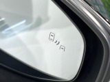 【ブラインドスポットモニター】走行中、ドアミラーの死角になりやすい箇所に後続車が接近するとサイドミラーのレンズに警告を表示!ドライバーに注意喚起をしてくれます。