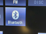 Bluetoothオーディオ対応可。お持ちのスマホやiPodなどとBluetooth接続して外部機器内の音楽などを車内で楽しめます。