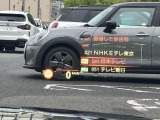 人気のヘッドアップディスプレイ!現在の車速、ナビゲーション・システムによるルート案内の矢印表示、チェック・コントロール、前車接近警告など、さまざまな情報をドライバーの視界内に直接表示いたします!