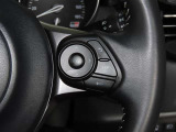 ステアリングスイッチ付きで、運転中に視線を前に向けたまま操作できます。