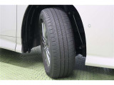 タイヤサイズ 205/60R16。 ダークグレーメタリック塗装で精悍な純正アルミホイールを装着しています。足元を引き締めてくれ、しっかりした走りも楽しめます。
