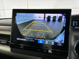 リバースギアに入れるだけで後方の表示へ切り替わります。夜間や雨の日の駐車も楽になりますよ。