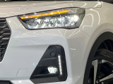 【LEDヘッドライト】悪天候や夜間走行時も良好な視界を確保し安心して運転できる高輝度LEDヘッドライトを装備!点灯速度が早く、消費電力も抑えられています。