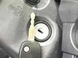 【キーレス】少し離れた場所からでもボタン一つでドアの開錠・施錠ができるのでとっても便利!ドアの鍵穴周りに傷をつけることもありません♪