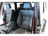 フロントシートは、搭乗者を優しく受け止め、ホールドしてくれます。