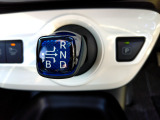 ハイブリッド車特有の小型セレクトノブは軽いタッチでスマートに操作できますよ。