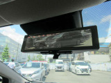 『スマートルームミラー』付き♪♪ 後席乗車の方の頭で後続車を確認できない時には後部カメラが撮影する映像をここに表示させて後方の確認ができます♪♪