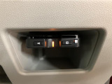 高速道路を走行時には必需品です。高速道路・有料道路の料金をキャッシュレス ゲートに停止することなく通過できます。ETCカードは現在ご利用中のもので大丈夫です。