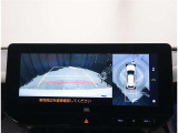バックモニター付き。駐車の際のサポートとなり、必須アイテムのひとつですよね。それでも、バックする際は必ずご自身の目で確認をしてください。パノラミックビューで上から見下ろした視点でも確認できます!