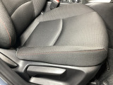 運転席にはドライバーの体型や好みに応じて前後方向だけでなく、高さの調整ができるシートリフターを装備!