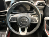 インテリアに合わせたデザインのステアリングは、運転される方のことも考え、運転しやすい形状、大きさです。是非一度、実際に触ってお確かめください。