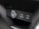 便利な充電用USBジャック、12V電源ソケットを設置しております。周辺機器の充電にご利用頂けます。