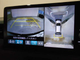 マルチビューカメラで車の周囲を映像で確認できます。クルマをまるで上空から見下ろしたような映像を画面に表示します