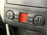 【オートエアコン】一度お好みの温度に設定すれば、車内の温度を検知し風量や温度を自動で調整。暑い&hellip;寒い&hellip;と何度もスイッチ操作をする必要はありません。快適な車内空間には必須の機能ですね♪
