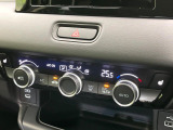 【オートエアコン】一度お好みの温度に設定すれば、車内の温度を検知し風量や温度を自動で調整。暑い&hellip;寒い&hellip;と何度もスイッチ操作をする必要はありません。快適な車内空間には必須の機能ですね♪
