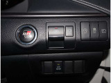 お車のキーはスマートキーです。キーを身につけた状態で車に近づき、ドアロックの解錠や施錠操作が出来ます。雨の日など両手がふさがっている時など、とっても便利ですね。