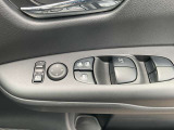 パワーウインドウ(フロントドア、スライドドア)(運転席・助手席・セカンド:ワンタッチ、キーオフ後作動、挟み込み防止機構付)
