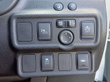 【踏み間違い衝突防止アシスト】 駐車操作中ブレーキが遅れ障害物と衝突する危険を察知したり、ブレーキとアクセルを間違え踏み込んだ時、クルマがエンジン出力やブレーキを制御し衝突防止を支援します。