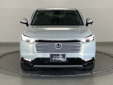 最新のLEDヘッドライトで、より明るく遠くまで照らします!フロントバンパーにはLEDフォグライトが装着されています。