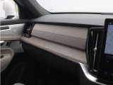 ブラウンアッシュ・ウッド・パネルや、コントラストステッチが施されたテイラード・ダッシュボード&インナードアパネル・トップが、上質感を演出します。