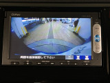 【バックカメラ】運転が苦手な方も車庫入れラクラクです!ギアをリバースに入れれば自動的に切り換わりますので、面倒な操作は不要です♪狭い駐車場もお車を傷つけず安心ですね!