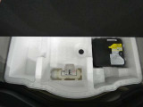 パンク修理剤とエアーポンプのセットです。スペアタイヤは装備していませんが空いたスペースを小物入れとして使用できます