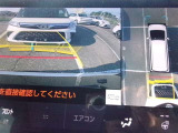 パノラミックビューモニター&バックモニター♪車両の前後左右に搭載した4つのカメラの映像を合成し、車を真上から見ているような映像を表示♪